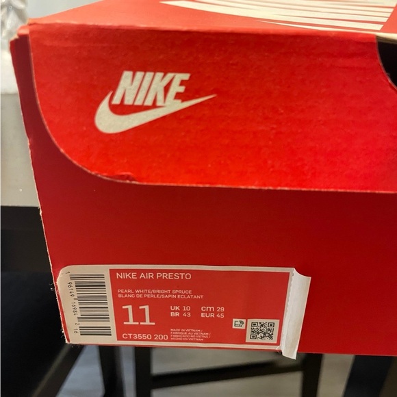 Nike Air Presto Sneakers - Picture 4 of 4